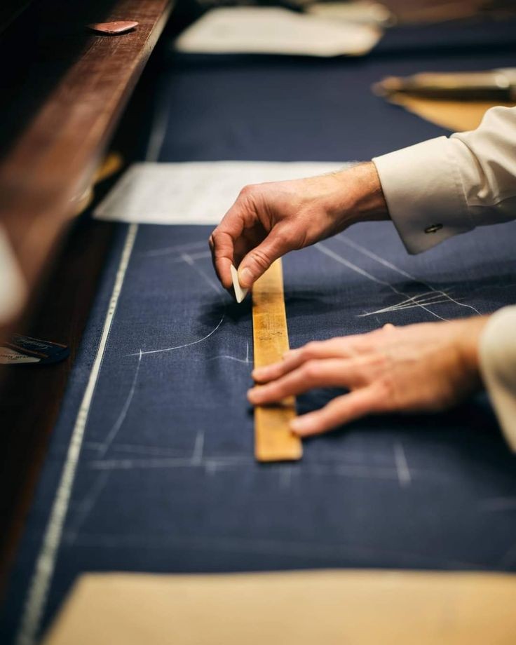 Gros plan sur une broderie traditionnelle marocaine