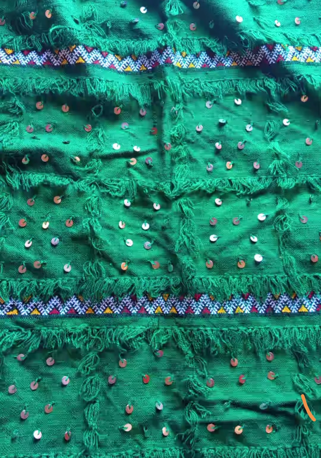 Un modèle portant un vêtement traditionnel modernisé